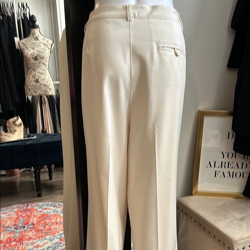 Jaclyn Smith, Cream Wide Leg pants with Sophisticated Silhouette. In size 18 - Picture 11 of 13